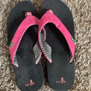 Pink sanuk flip flops